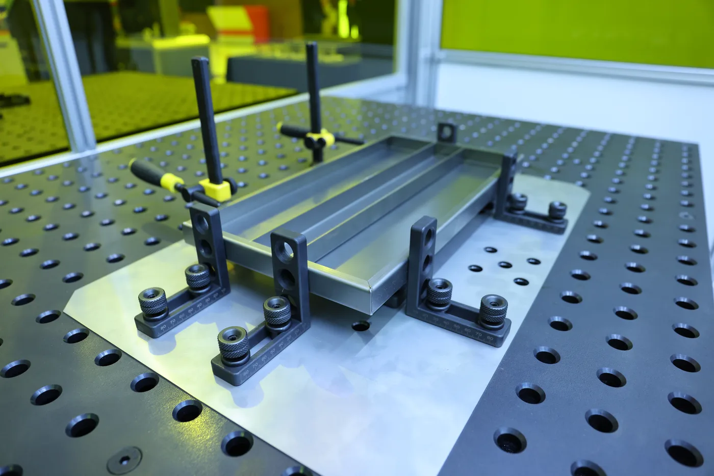 Ensemble de tôle fixé dans un montage de soudage modulaire