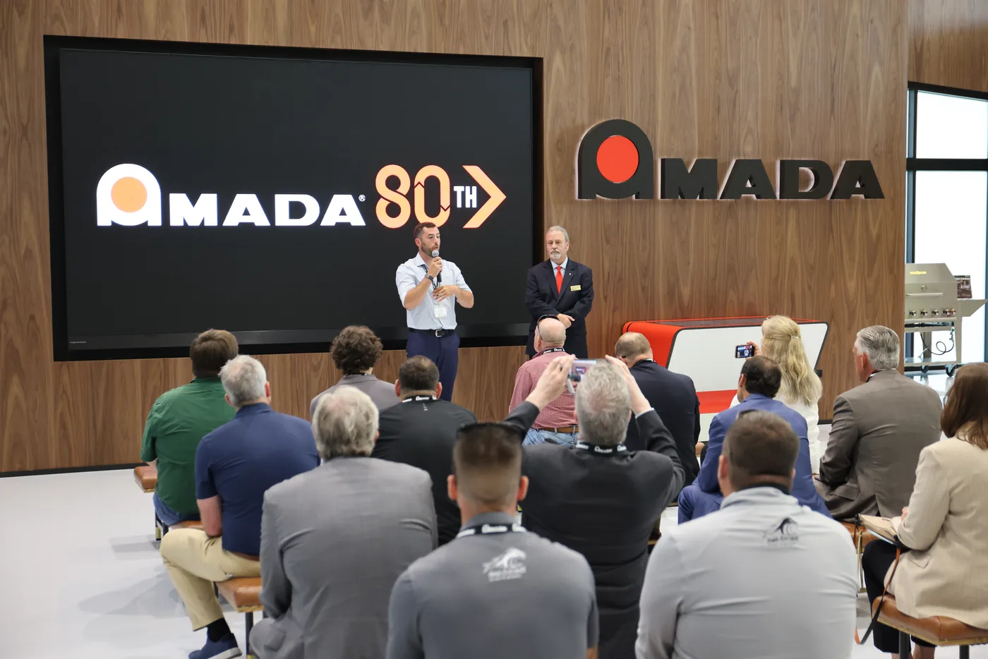 Présentation aux invités lors de l'événement du 80e anniversaire d'AMADA