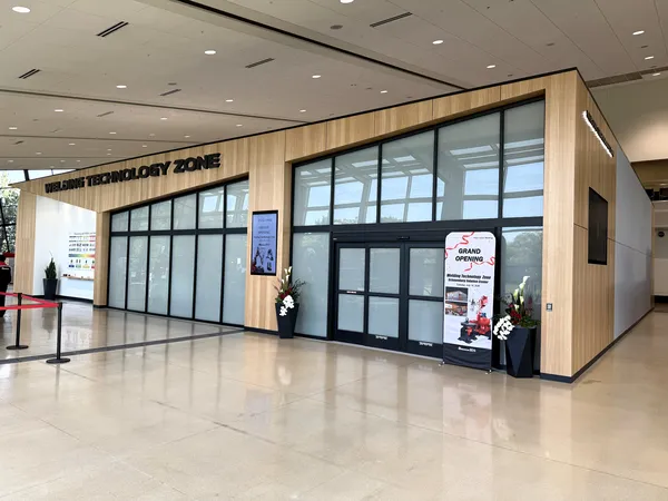 Entrée de la Zone des technologies de soudage avec affichage d'ouverture officielle