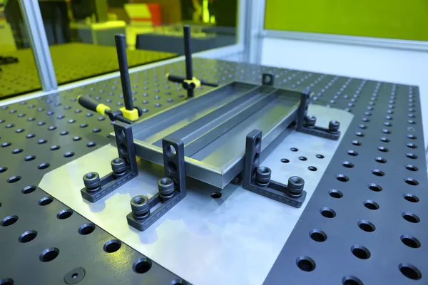 Ensemble de tôle fixé dans un montage de soudage modulaire