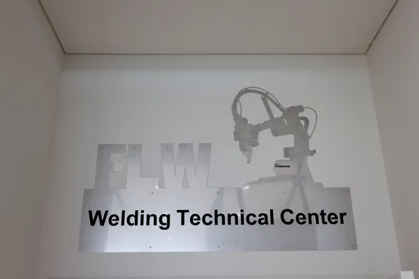 Enseigne en acier brossé du Centre technique de soudage FLW