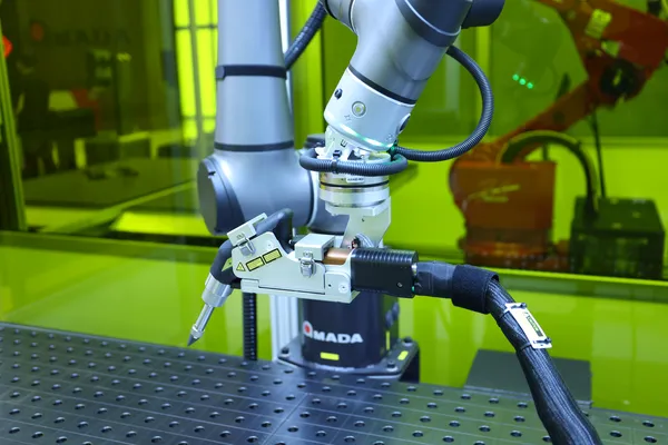 Collaborative robot arm with fiber laser welding head